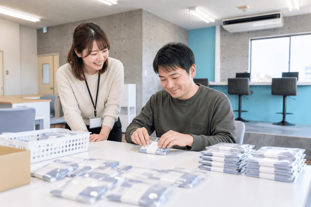 工賃の仕組みについてアークワークスのスタッフから説明を受ける利用希望者