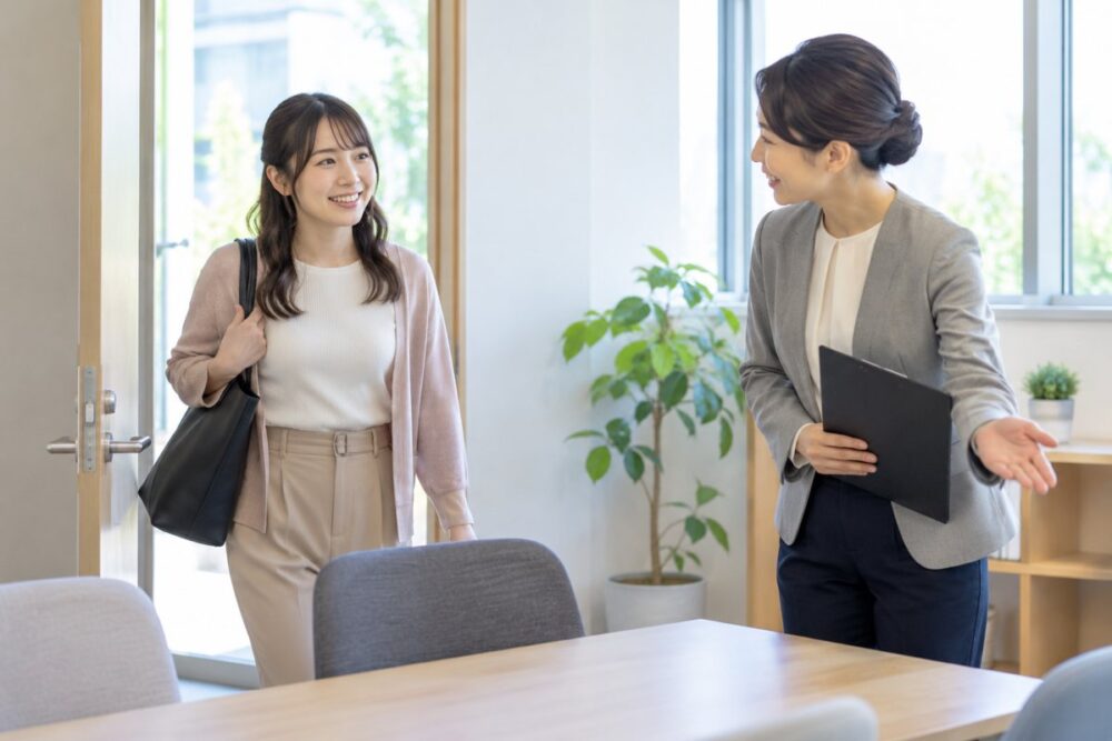 相談室で支援者に迎えられる成人女性のイメージ